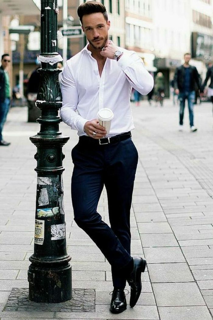 pantalon bleu chemise noire