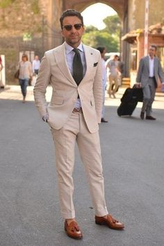 chaussure avec costume beige