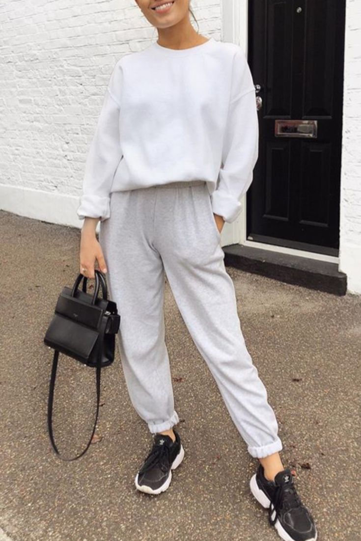 tenue avec un jogging gris