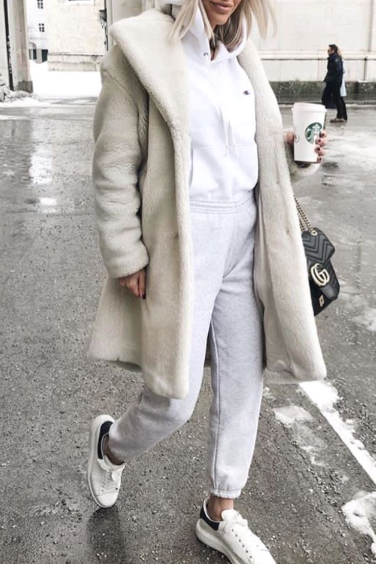 tenue avec un jogging gris