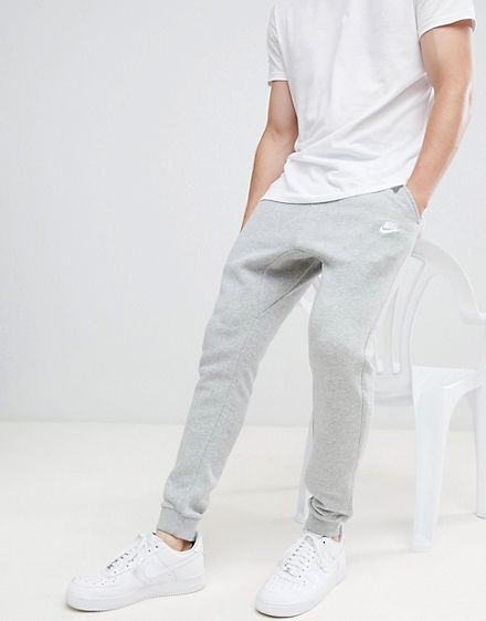 tenue avec un jogging gris