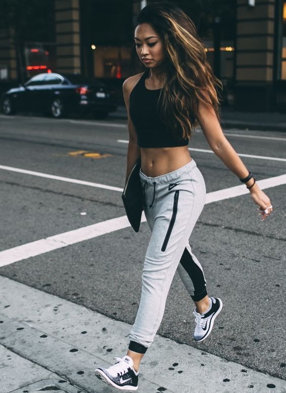 tenue avec un jogging gris