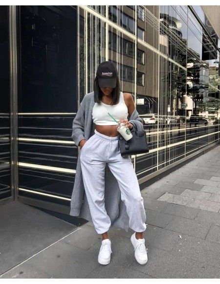 tenue avec un jogging gris