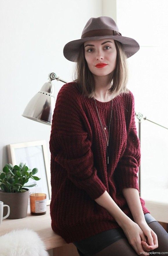 Pull bordeaux en grosse maille + chapeau gris + mini jupe noire en